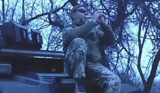 Маестро зі Слов’янська не тільки воює, а й пише на фронті пісні Маестро зі Слов’янська не тільки воює, а й пише на фронті пісні