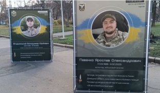 Нові портрети загиблих воїнів зі Слов'янська У Слов'янську розширюється виставка пам'яті