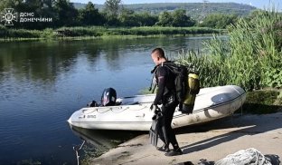 Співробітник ДСНС на березі Сіверського Донця під Святогірськом Під Святогірськом виявили гранатометний постріл ВОГ-25
