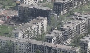 Росіяни намагаються захопити Часів Яр Вид на зруйновані будинки Часового Яру