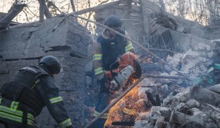 Наслідки влучання авіабомби у житловий будинок в Костянтиівці Російські війська завдали авіаудару по житловій двоповерхівці