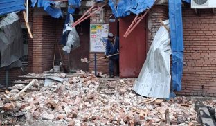 У пошкодженій обстрілом дев’ятиповерхівці в центрі Слов’янська відключили газопостачання У пошкодженій обстрілом дев’ятиповерхівці в центрі Слов’янська відключили газопостачання