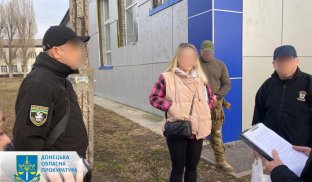 Жінці, яка намагалась за хабарі ввозити алкоголь на Донеччину, загрожує до 8 років за ґратами