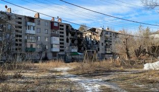 Зруйнована п'ятиповерхівка у Святогірську Жителям Святогірська видавали обігрівачі та паливні брикети