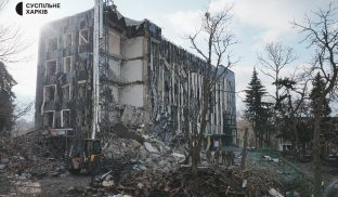 Росіяни зруйнували частину будівлі міської ради в Ізюмі: відомо про 38 поранених Росіяни зруйнували частину будівлі міської ради в Ізюмі: відомо про 38 поранених