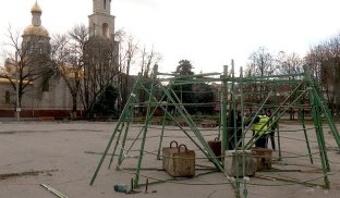 У Слов'янську встановлюють ялинку Коли у Слов'янську відкриють ялинку
