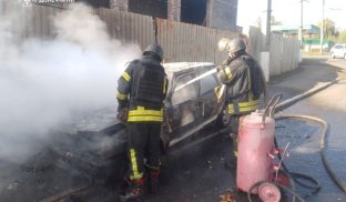 Гасіння авто у Слов'янську В центрі міста горів автомобіль
