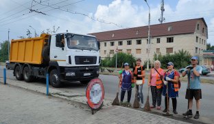 У Слов'янську безробітні долучаються до благоустрою міста Прибирання вулиці Вокзальної у Слов'янську