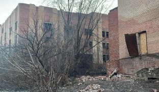 Будівля амбулаторії у Слов'янську після обстрілу Розпочався ремонт амбулаторії №7