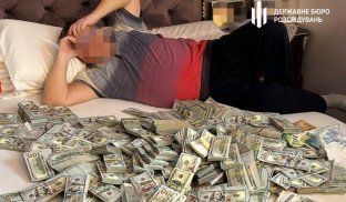 Дві сумки з пів мільйона доларів — у вікно: як керівниця МСЕК розбагатіла  Дві сумки з пів мільйона доларів — у вікно: як керівниця МСЕК розбагатіла