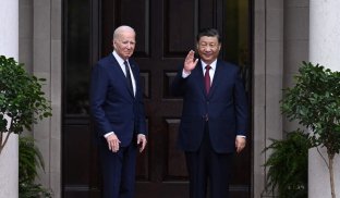 Президент США Джо Байден та президент Китаю Сі Цзіньпін Перед зустріччю під час форуму «Азійсько-Тихоокеанське економічне співробітництво»