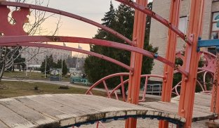 Дитячий майданчик у центрі Слов'янська У Слов'янську пошкодили дитячий майданчик