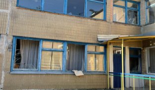 Вибиті вікна в одному з будинків у Слов'янську Яка ситуація на Донеччині