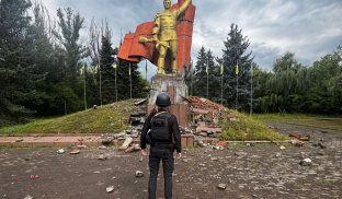 Росія зруйнувала монумент воїнам-визволителям у Слов’янську та завдала ще одного авіаудару