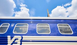 Поїзд з Києва приїде у Слов'янськ із затримкою Через обстріл відсутня напруга на лінії живлення поїздів