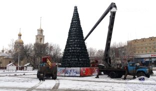 Ялинка на площі у Слов'янську. Лютий, 2020 рік Ялинка у Слов'янську. Архівне фото
