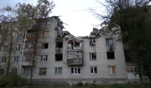 Зруйнована п'типоверхівка у Святогірську У Святогірську взимку працюватиме тимчасовий прихисток