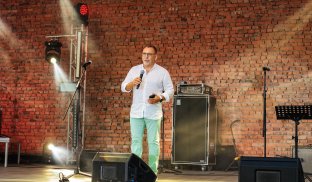 Віктор Левіт на сцені концертного майданчика "Монолія Крона"