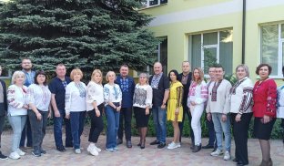 Словёянськы чиновники у вишиванках Чьогодны украънцы выдзначають День вишиванки
