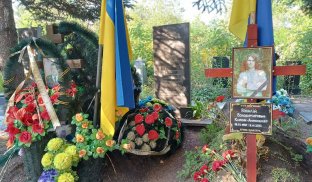 У Слов'янську згадують загиблих воїнів На цвинтарі покладені квіти