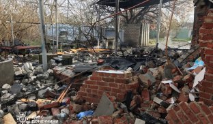 У Слов’янську після обстрілу довелося гасити пожежу У Слов’янську після обстрілу довелося гасити пожежу