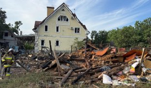 Обстріл центральної частини Слов'янська: загинув чоловік, зруйновані будинки і кафе