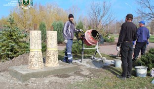 У парку Шовковичному в Слов’янську йде установка інсталяції «Слово о полку Ігоревім» У парку Шовковичному в Слов’янську йде установка інсталяції «Слово о полку Ігоревім»