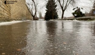У Краматорську зранку дороги вкриті шаром криги Комунальні служби прибирають дороги і тротуари на Донеччині