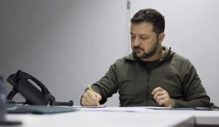 Зеленський підписав закони про продовження мобілізації та воєнного стану Зеленський підписав закони про продовження мобілізації та воєнного стану