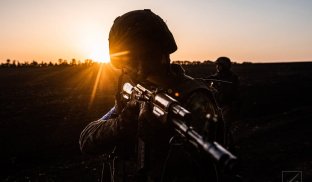На Донеччині боєць ЗСУ взяв у полон чотирьох росіян На Донеччині боєць ЗСУ взяв у полон чотирьох росіян