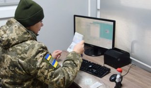 В Україні чоловікам призовного віку заборонено виїжджати за кордон Скільки чоловіків призовного віку щоденно виїжджають з України