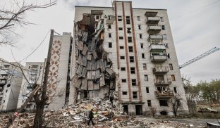 Зруйнований обстрілами будинок у Лимані Загарбники руйнують Донеччину