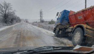 На дорогах Донеччини ожеледиця