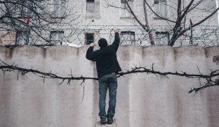Підписано закон про запровадження в Україні нового виду кримінальних покарань Покарання у вигляді пробаційного нагляду полягає в обмеженні прав і свобод засудженого