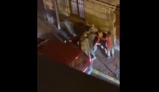 У Львові стався черговий конфлікт між працівниками ТЦК та перехожими Військові силою заштовхали чоловіка в машину