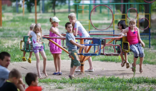 Окупанти агітували місцеве населенням віддавати дітей у школи На Донеччині окупанти погрожують відбирати дітей