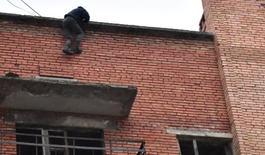 ВИДЕО: в центре Славянска подросток едва не рухнул с крыши девятиэтажки