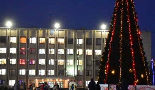 ВИДЕО: на Соборной площади в Славянске продолжают создавать новогоднее настроение