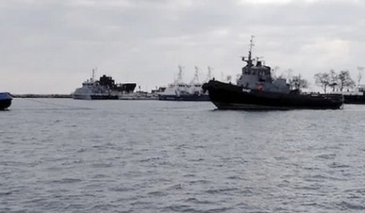 Захваченные Россией украинские корабли покинули порт Керчи