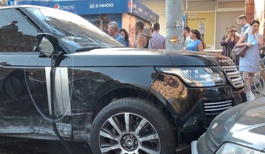 После столкновения с Tesla Range Rover в центре Киева вылетел в толпу