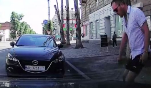 В Славянске разыскивают воришку на белой Audi - ВИДЕО