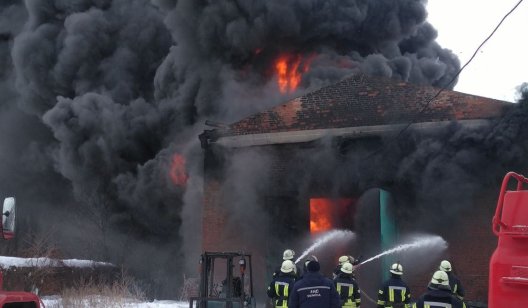 Тушили 8 часов: в Славянске ликвидирован пожар - ВИДЕО