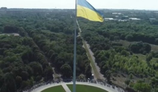 В Краматорске подняли самый большой в Донецкой области флаг Украины