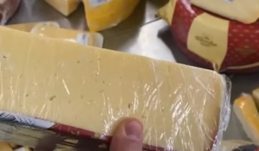Сыр с плесенью и переклеенные стикеры: как супермаркеты подсовывают украинцам опасные продукты
