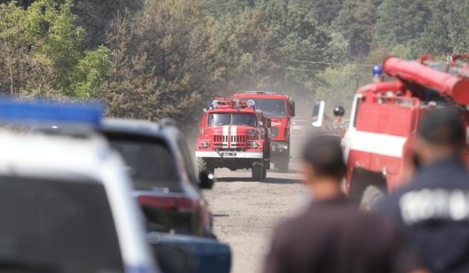 Спасатели и военные продолжают тушить пожары в Луганской и Харьковской областях