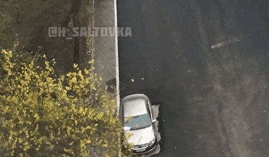 В Харькове автодорожники не смогли найти владельца припаркованной легковушки и положили асфальт вокруг нее
