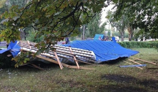 Мощный ураган ударил по поселку в Донецкой области. Видео последствий