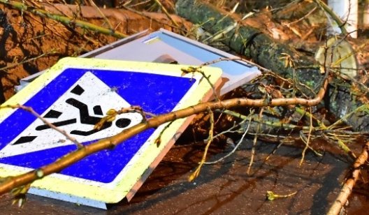 В центре Славянска ликвидируют последствия урагана