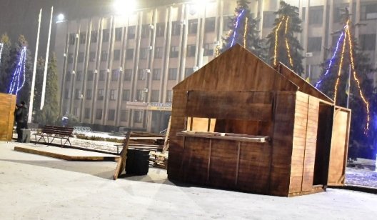 "Рождественские домики" уже устанавливают на Соборной площади в Славянске