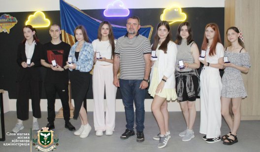 У Слов’янську привітали випускників-відмінників У Слов’янську привітали випускників-відмінників